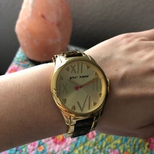 Betest Johnson cheetah wrist watch